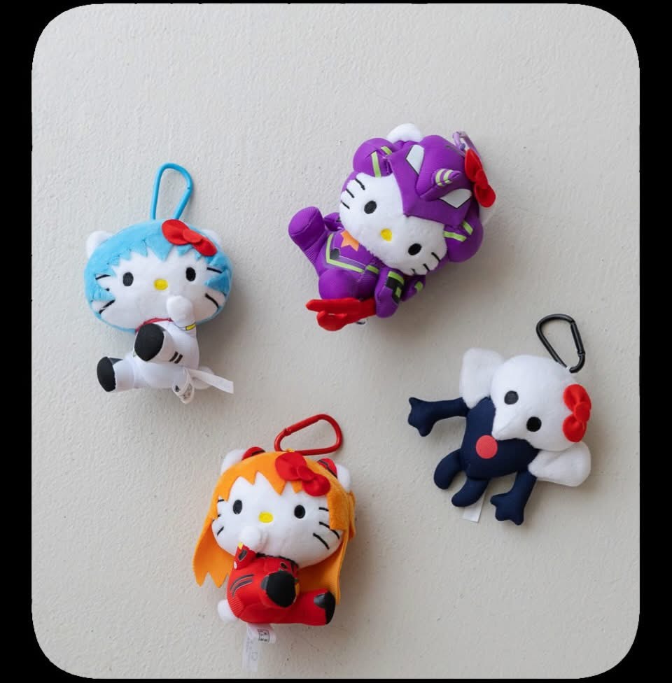 當使徒遇見蝴蝶結 一場跨越次元的溫柔相遇當冷冽神祕的《新世紀福音戰士》遇上永恆純真的 Hello Kitty 當使徒遇見蝴蝶結 一場跨越次元的溫柔相遇當冷冽神祕的《新世紀福音戰士》遇上永恆純真的 Hello Kitty