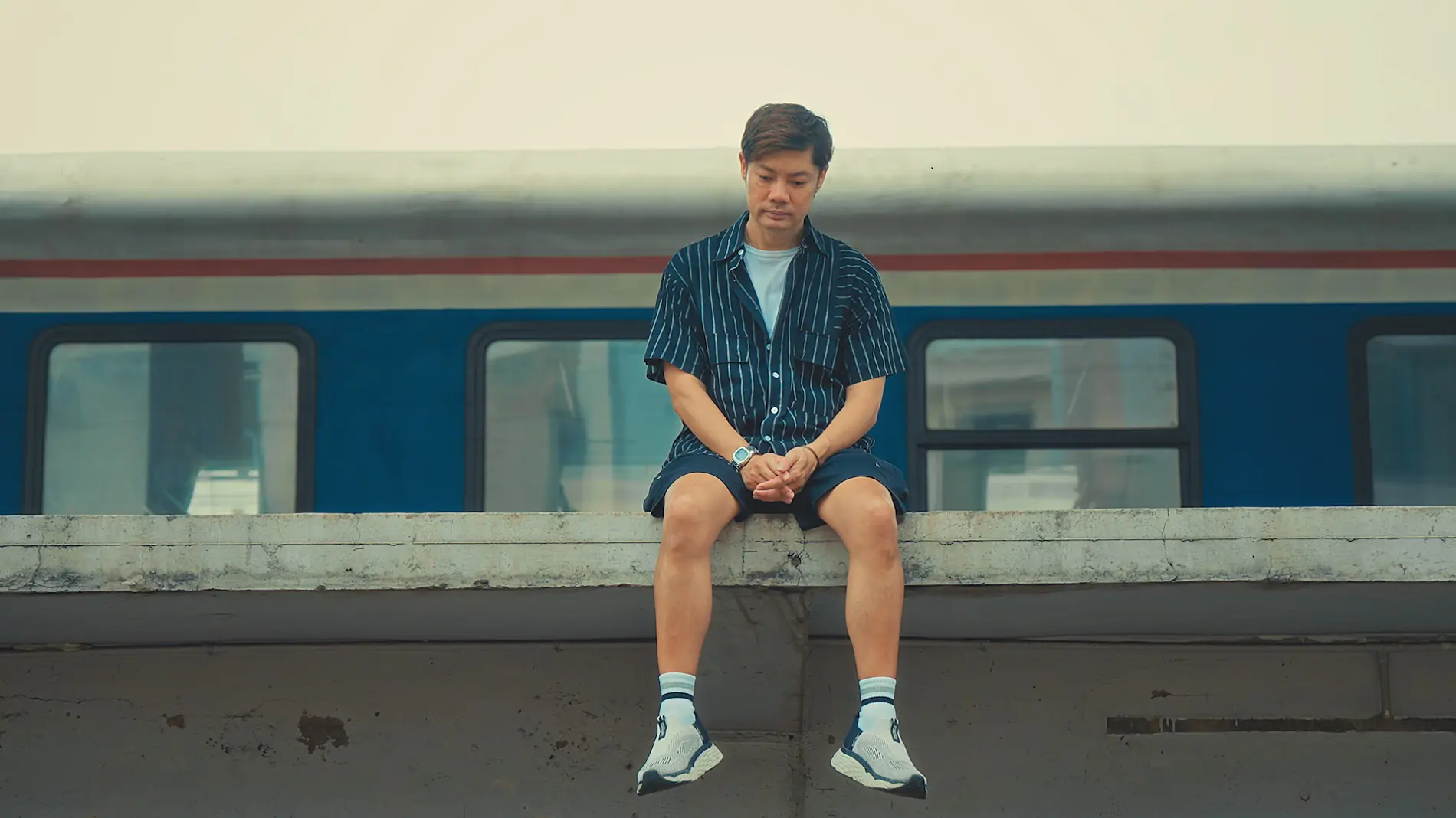 新加坡主持人楊君偉見證越南「河內火車街」體驗火車擦身驚險瞬間 新加坡主持人楊君偉見證越南「河內火車街」體驗火車擦身驚險瞬間