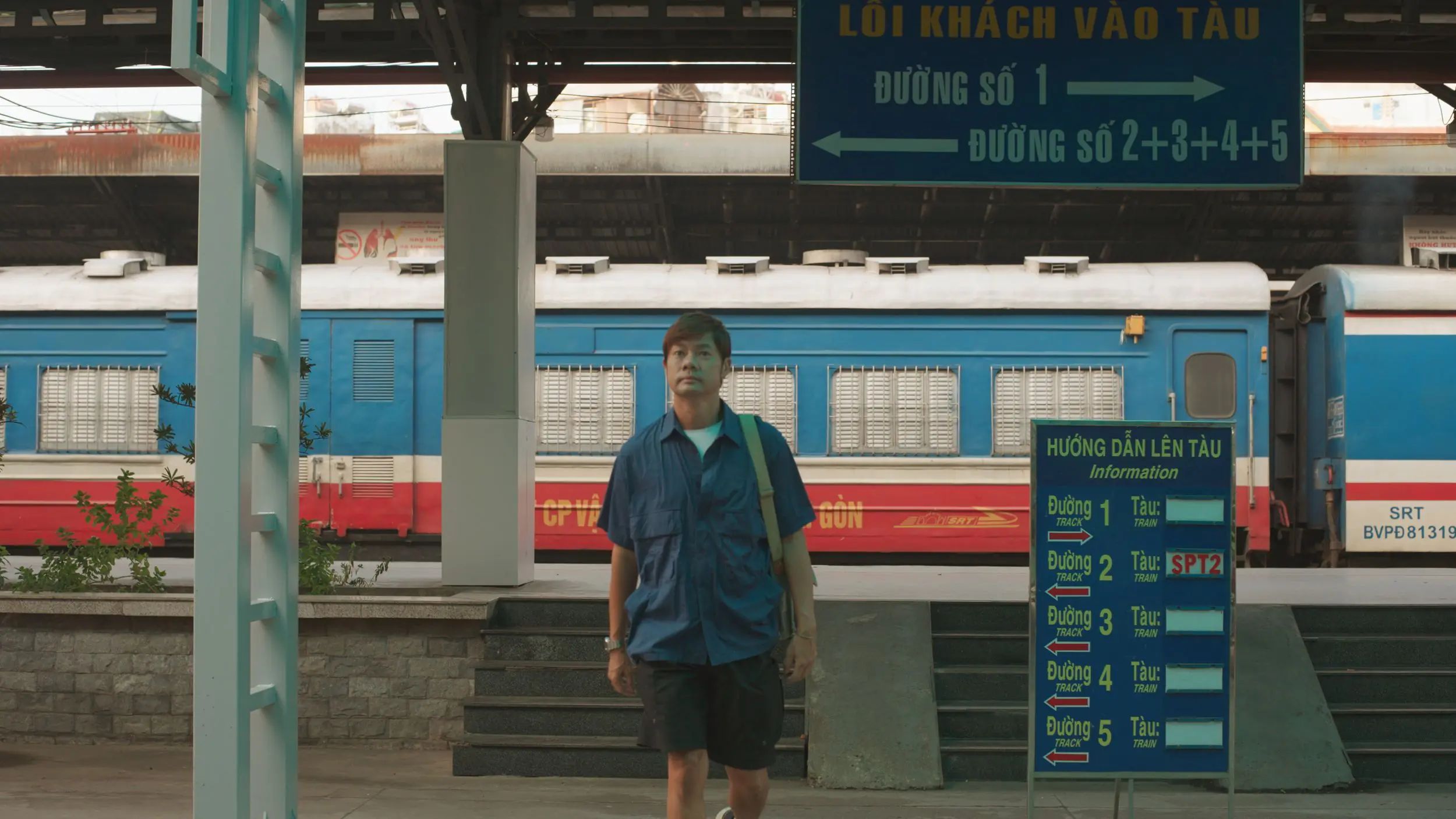 新加坡主持人楊君偉見證越南「河內火車街」體驗火車擦身驚險瞬間