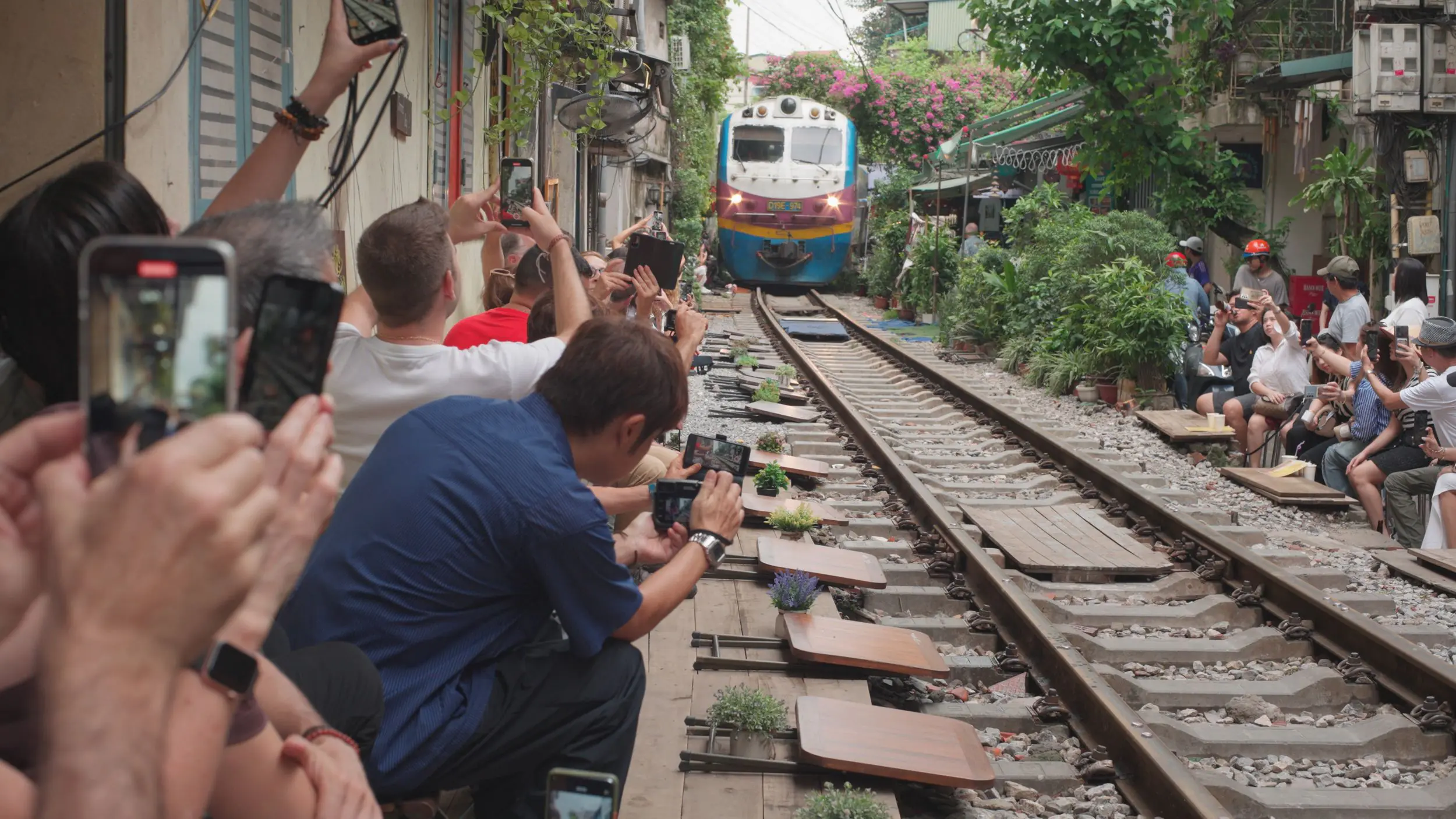 新加坡主持人楊君偉見證越南「河內火車街」體驗火車擦身驚險瞬間 新加坡主持人楊君偉見證越南「河內火車街」體驗火車擦身驚險瞬間