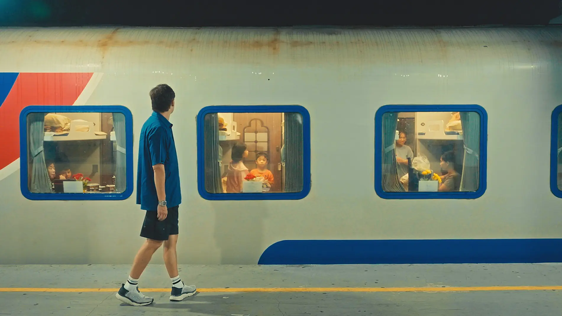 新加坡主持人楊君偉見證越南「河內火車街」體驗火車擦身驚險瞬間