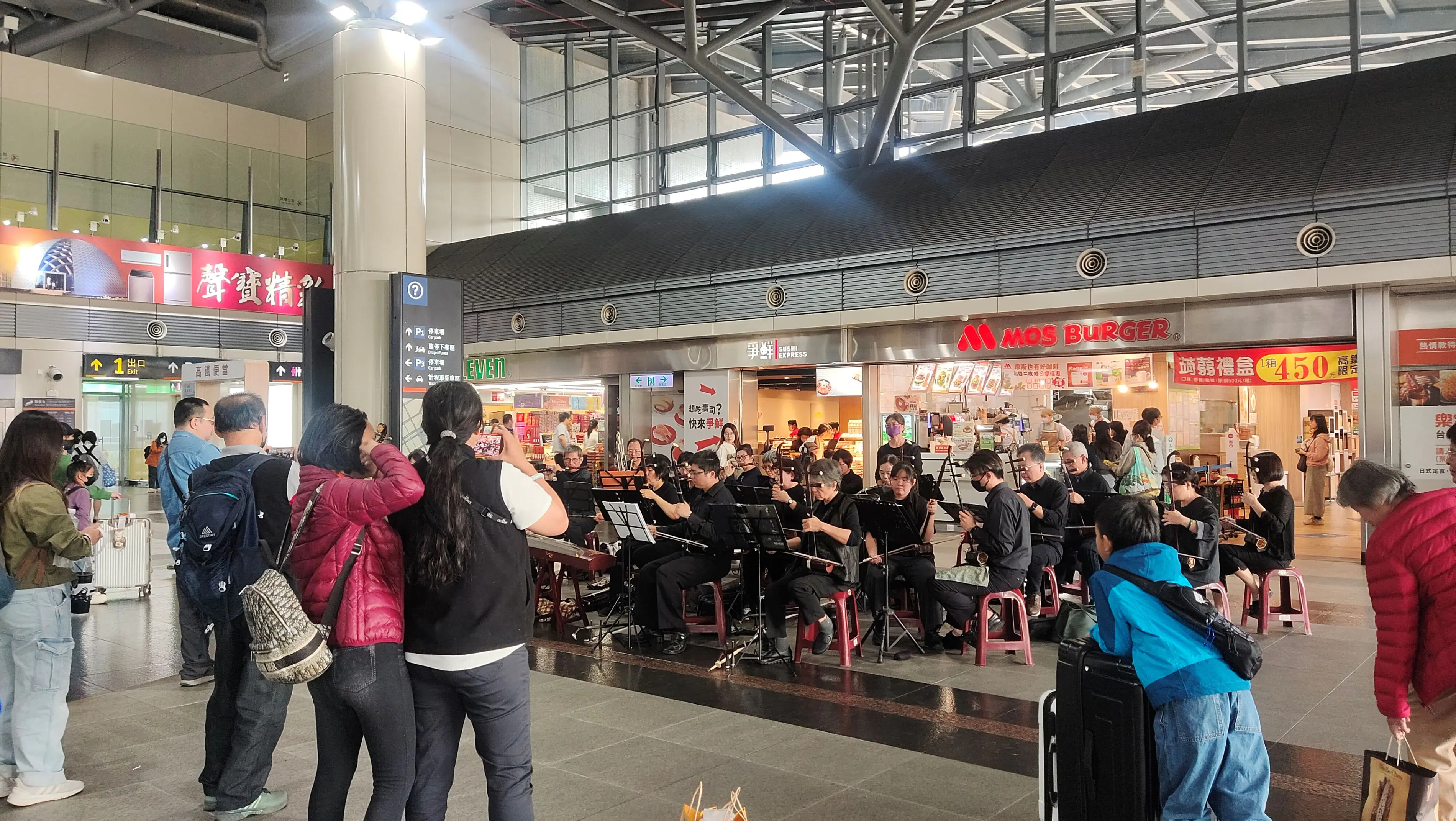 高鐵台南站國樂悠揚 古今融合動人心弦 高鐵台南站國樂悠揚 古今融合動人心弦