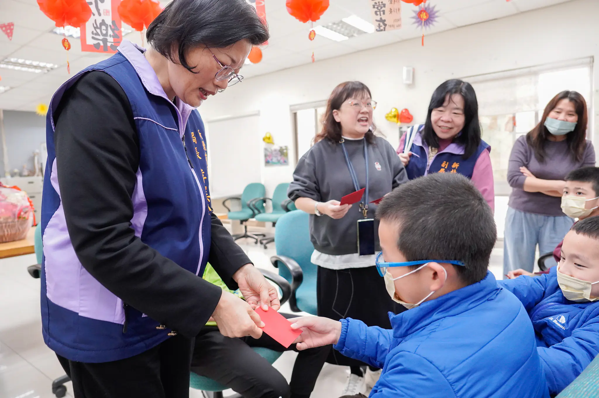 新北社會局長李美珍慰訪廣恩養護、約納家園 長輩回贈柿柿如意春聯 監護兒邀嗑火鍋 新北社會局長李美珍慰訪廣恩養護、約納家園 長輩回贈柿柿如意春聯 監護兒邀嗑火鍋