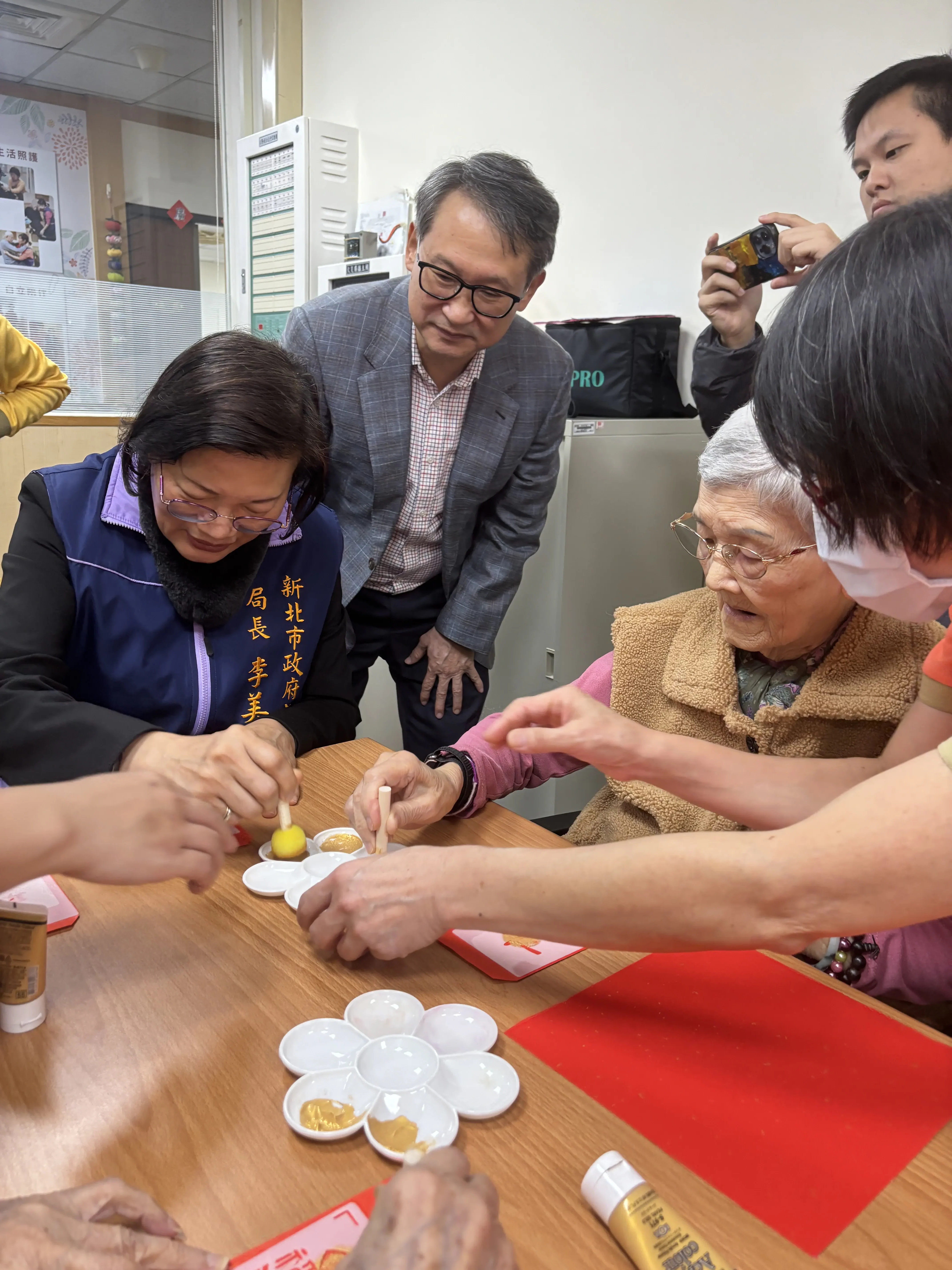 新北社會局長李美珍慰訪廣恩養護、約納家園 長輩回贈柿柿如意春聯 監護兒邀嗑火鍋 新北社會局長李美珍慰訪廣恩養護、約納家園 長輩回贈柿柿如意春聯 監護兒邀嗑火鍋
