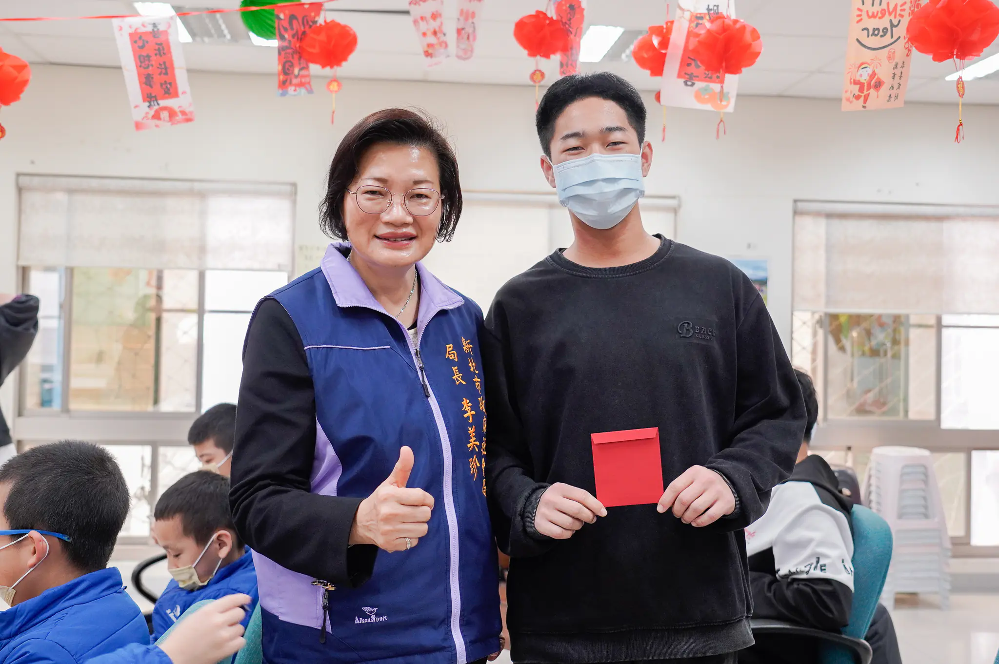 新北社會局長李美珍慰訪廣恩養護、約納家園 長輩回贈柿柿如意春聯 監護兒邀嗑火鍋 新北社會局長李美珍慰訪廣恩養護、約納家園 長輩回贈柿柿如意春聯 監護兒邀嗑火鍋