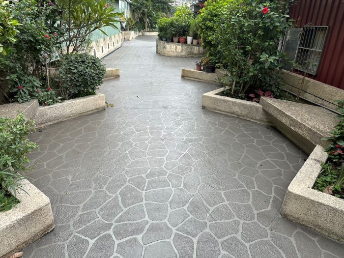 改善破損與積水問題 板橋三處公園步道煥然一新 23 《圖說》海山綠地人行道更新地坪高壓清洗,樹脂砂漿整平後新設噴花地坪。〈板橋公所提供〉