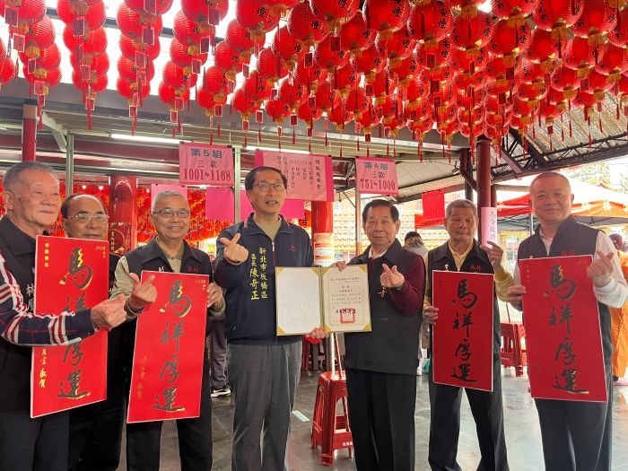 攜手發放265萬慰問金 板橋慈惠宮、接雲寺歲末送溫情 28 《圖說》陳奇正區長(左4)致贈感謝狀予接雲寺,並宣傳市長馬祥厚運春聯。〈板橋公所提供〉
