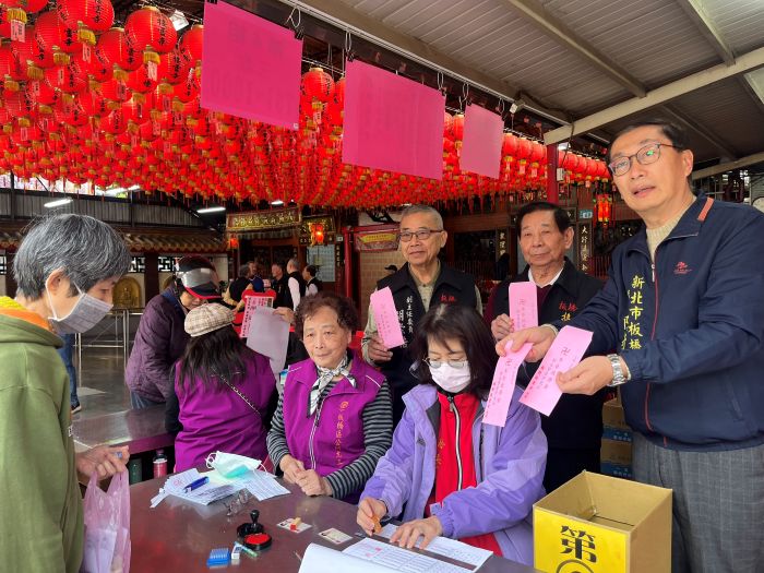 攜手發放265萬慰問金 板橋慈惠宮、接雲寺歲末送溫情 30 《圖說》接雲寺發放冬令救濟金。〈板橋公所提供〉