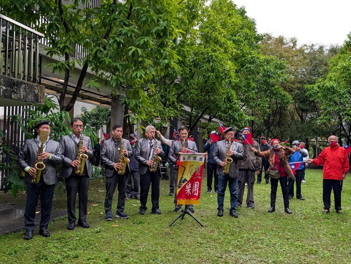風雨生信心 板橋榮家元旦升旗愛國情操動人 24 《圖說》在「灰熊樂團」薩克斯風吹奏下,全體大合唱「國家、中華民國頌」等愛國歌曲。〈板橋榮家提供〉