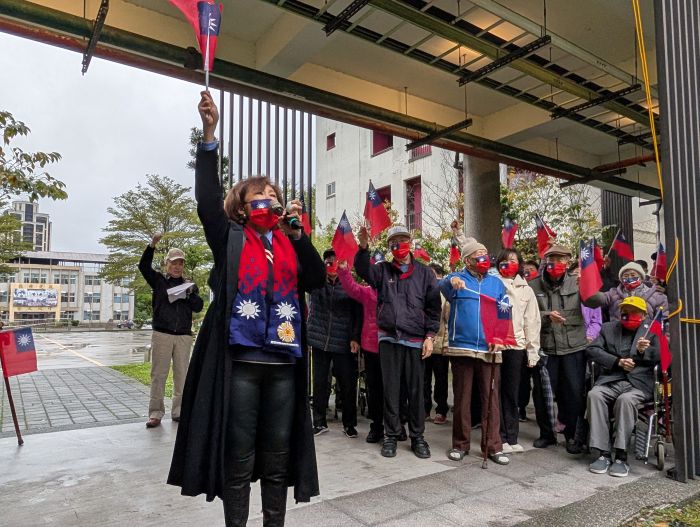風雨生信心 板橋榮家元旦升旗愛國情操動人 23 《圖說》板橋榮家主任陳桂美帶領高呼愛國口號。〈板橋榮家提供〉