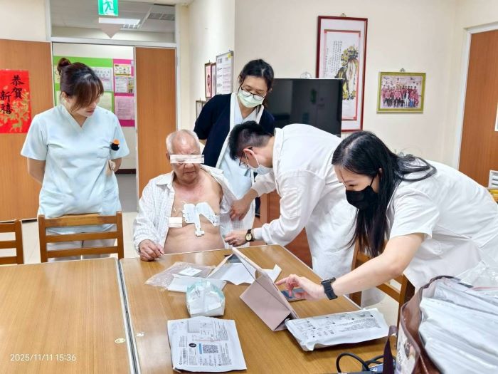 智慧醫療進駐板橋榮家 心律不整風險提前掌握 43 《圖說》北榮團隊(右二)為住民進行心電圖檢查。〈板橋榮家提供〉