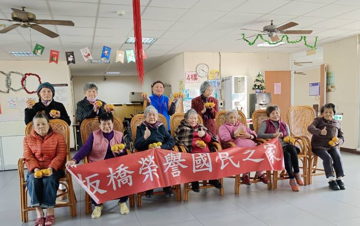 總統府贈茂谷柑 祝賀板橋榮家春節大吉大利 25 《圖說》板橋榮家長輩開心展示總統府致贈的「馬到成功、大吉大利」茂谷柑。〈板橋榮家提供〉