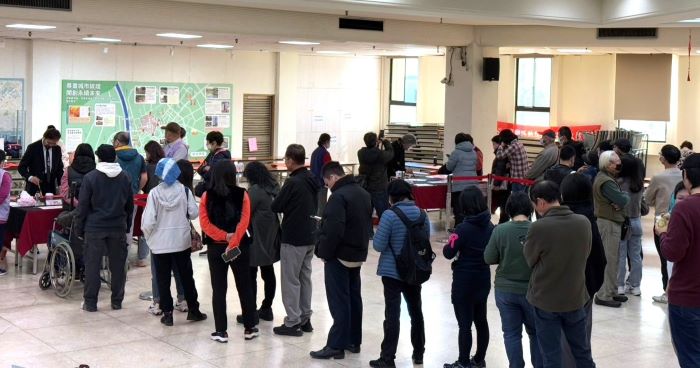 金馬賀新春 板橋公所書法名家1/28揮毫贈春聯 4 《圖說》民眾排隊索取書法老師揮毫春聯---114年資料照片。〈板橋公所提供〉