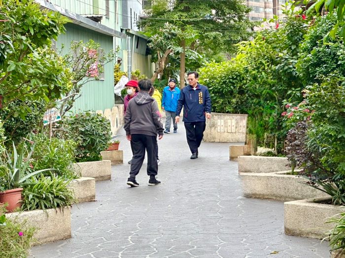 改善破損與積水問題 板橋三處公園步道煥然一新 24 《圖說》海山綠地人行道提供安全舒適的步行空間。〈板橋公所提供〉