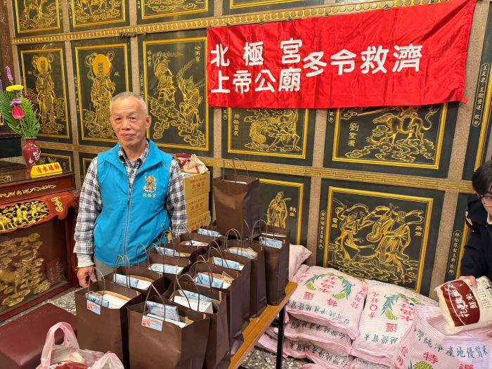寒冬送暖關懷弱勢 板橋警攜手北極宮同心守平安 13 《圖說》北極宮長期秉持玄天上帝慈悲精神,積極回饋地方。〈板橋分局提供〉