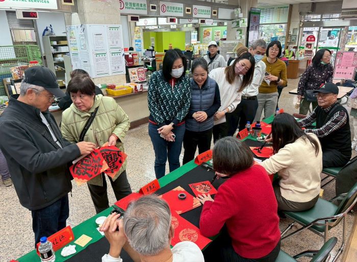 迎接嶄新一年 板橋郵局新春揮毫贈春聯 10 《圖說》板橋郵局新春揮毫贈春聯活動民眾踴躍索取。〈板橋郵局提供〉