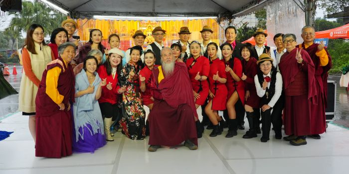 佛教正心會光復鄉923水災百日超薦息暨祈福法會殊勝圓滿 27 《圖說》世界佛教正心會於元旦到花蓮光復舉辦百日超薦法會,該會指導金剛上師恆性嘉措仁波且(中)與表演團體合影。〈正心會提供〉