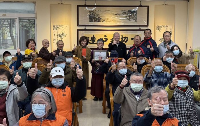佛教正心會護生法會 致贈板橋榮家加菜金 52 《圖說》致贈儀式合影。〈佛教正心會提供〉
