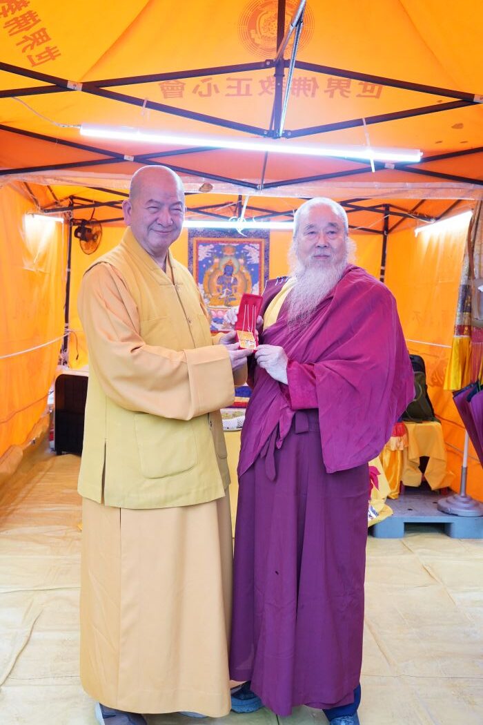 佛教正心會光復鄉923水災百日超薦息暨祈福法會殊勝圓滿 30 《圖說》世界佛教正心會於元旦到花蓮光復舉辦百日超薦法會,海明寺住持明光法師特別到花蓮參加法會,祝福國泰民安世界和平眾生光明永昌。〈正心會提供〉