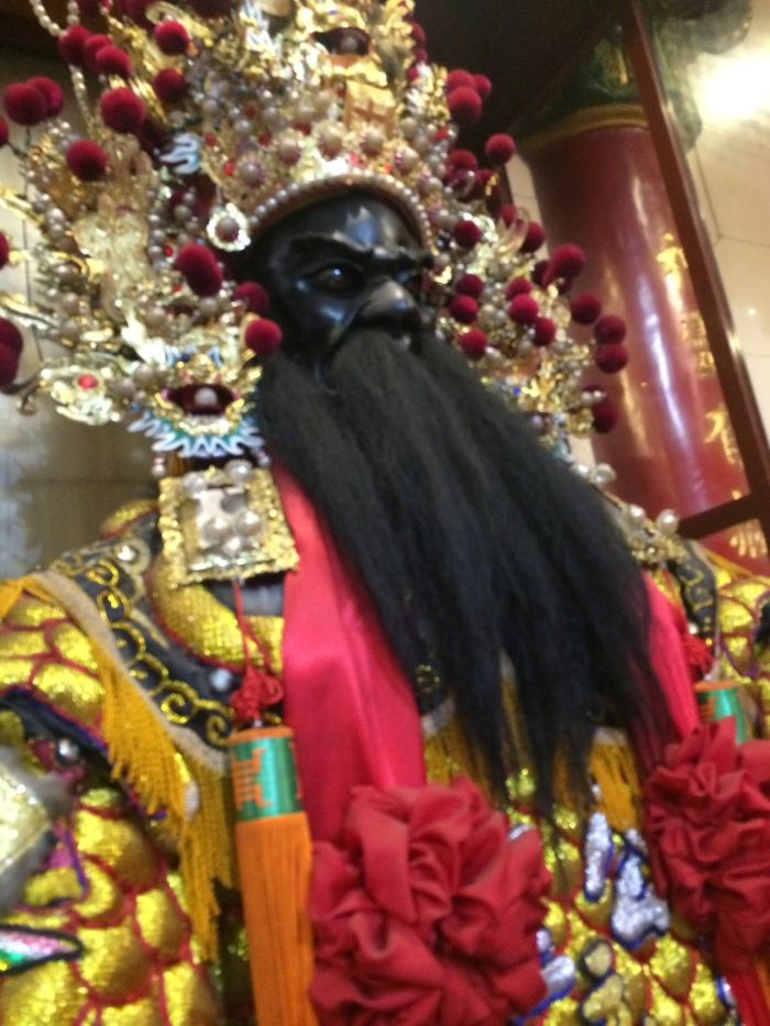 歡慶250週年 新莊保元宮三朝祈安建醮醮務局揭匾 47 《圖說》保元宮內尚有乾隆41年供案(頂桌)、百年神將等歷史文物,值得駐足觀賞。〈民政局提供〉