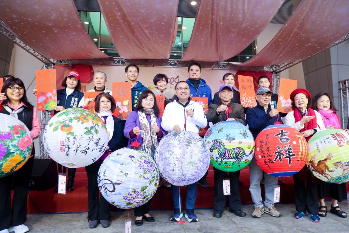 新莊彩繪燈籠迎新春 侯:祝福好運幸福加「馬」 14 《圖說》新莊區公所今日熱鬧舉辦「迎新年慶元宵彩繪燈籠」活動。〈新莊區公所提供〉