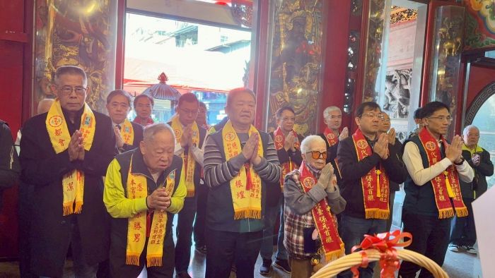 歡慶250週年 新莊保元宮三朝祈安建醮醮務局揭匾 46 《圖說》保元宮醮務局主委、新北市議會議長蔣根煌〈中〉與今日出席貴賓祈求建宮250週年建醮法會各項活動圓滿順利。〈民政局提供〉