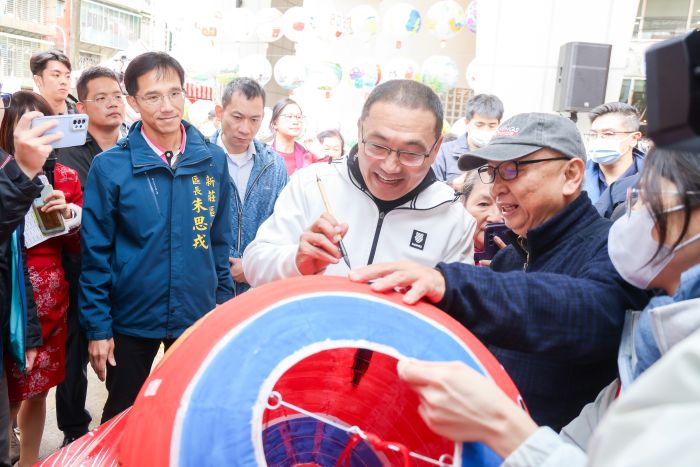 新莊彩繪燈籠迎新春 侯:祝福好運幸福加「馬」 13 《圖說》侯友宜與大小朋友一起彩繪燈籠,感受濃厚的節慶氣氛。〈新莊區公所提供〉