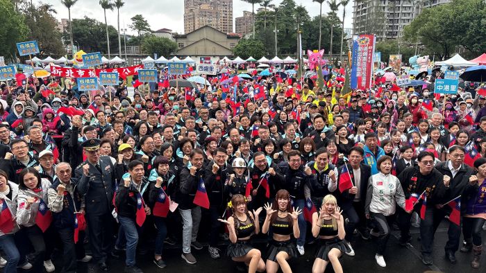 用歌聲為城市加油 新北元旦升旗八千人唱出力量 18 《圖說》市府團隊及貴賓與現場民眾合照。〈民政局提供〉