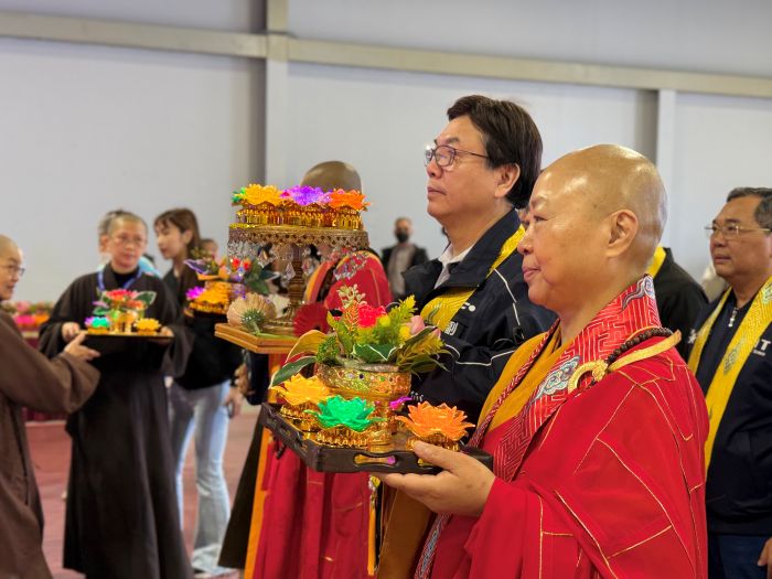 傳承淨耀大和尚悲心弘願 藥師佛文化節為全球祈福 47 《圖說》劉和然點燈供佛,祈求新北市民平安健康。〈民政局提供〉