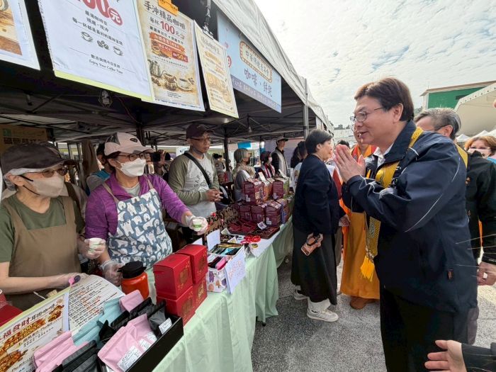 傳承淨耀大和尚悲心弘願 藥師佛文化節為全球祈福 50 《圖說》劉和然市集巡禮,親切與民眾互動。〈民政局提供〉