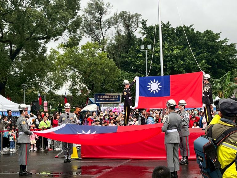 用歌聲為城市加油 新北元旦升旗八千人唱出力量 15 《圖說》新北市元旦升旗典禮展現磅礡氣勢 。〈民政局提供〉