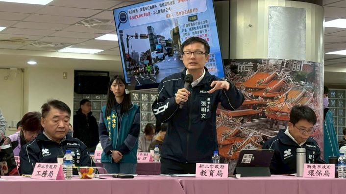 讓每項建設落地有感 新北行動治理前進泰山林口 49 《圖說》教育局長張明文回應里長提案。〈民政局提供〉
