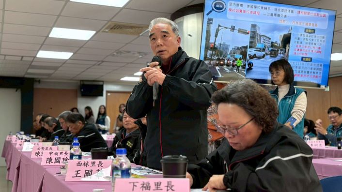 讓每項建設落地有感 新北行動治理前進泰山林口 52 《圖說》西林里長王國華反映里內校車交通壅塞問題。〈民政局提供〉