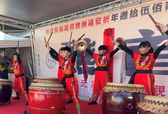 歡慶250週年 新莊保元宮三朝祈安建醮醮務局揭匾 48 《圖說》新莊保元宮建宮250週年 三朝祈安建醮醮務局今日揭匾,正式啟動建醮籌備工作。〈民政局提供〉