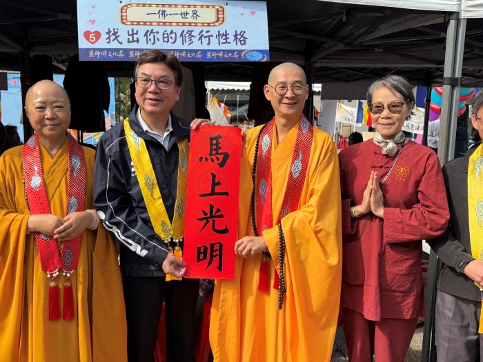 傳承淨耀大和尚悲心弘願 藥師佛文化節為全球祈福 48 《圖說》「馬上光明」墨寶。〈民政局提供〉