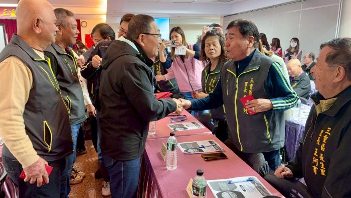 行動治理赴三重 侯:重大工程如期如質完工 34 《圖說》市長侯友宜逐一向里長握手致意,致贈新春福袋予滿滿祝福。〈民政局提供〉