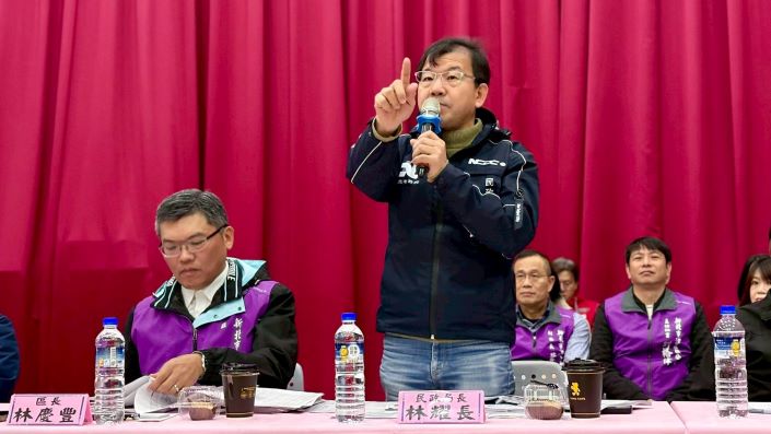 展現建設決心 侯友宜前進深坑、汐止傾聽心聲回應需求 20 《圖說》民政局長林耀長專業解惑。〈民政局提供〉