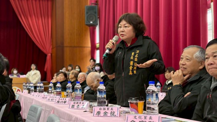 展現建設決心 侯友宜前進深坑、汐止傾聽心聲回應需求 22 《圖說》汐止復興里長蕭素真提里民需求。〈民政局提供〉