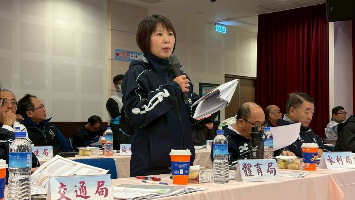 行動治理抵達萬金 侯:祝福市民「安駒(居)樂業」 19 《圖說》體育局代理局長洪玉玲回應萬里區里長需求。〈民政局提供〉