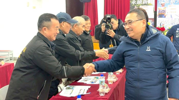 展現建設決心 侯友宜前進深坑、汐止傾聽心聲回應需求 17 《圖說》侯友宜市長與深坑里長握手致意。〈民政局提供〉