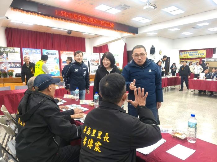 展現建設決心 侯友宜前進深坑、汐止傾聽心聲回應需求 18 《圖說》深坑里長提案反映老街建設。〈民政局提供〉