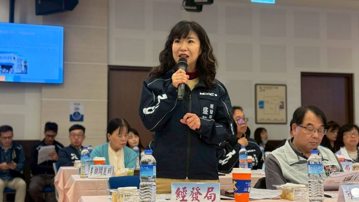 行動治理抵達萬金 侯:祝福市民「安駒(居)樂業」 20 《圖說》經濟發展局長盛筱蓉回應萬里公有零售市場改建議題。〈民政局提供〉