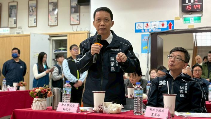 行動治理抵達萬金 侯:祝福市民「安駒(居)樂業」 22 《圖說》財政局長陳榮貴回應里長提案。〈民政局提供〉