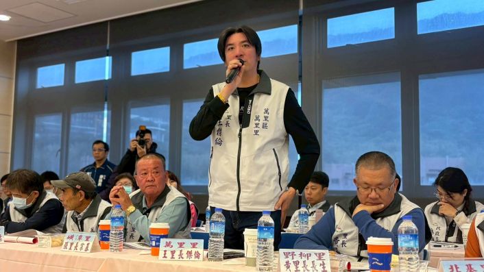 行動治理抵達萬金 侯:祝福市民「安駒(居)樂業」 17 《圖說》萬里里長王傑倫感謝市府團隊即時配合地方事務。〈民政局提供〉