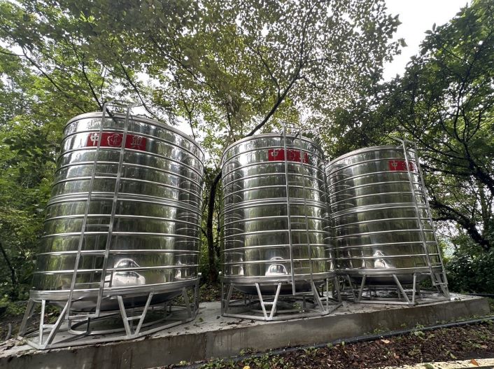 烏來簡水系統改善完工 121戶居民告別停水不便 6 《圖說》忠治里簡水系統新設3座10噸不銹鋼蓄水塔,讓居民用水更穩定。〈水利局提供〉