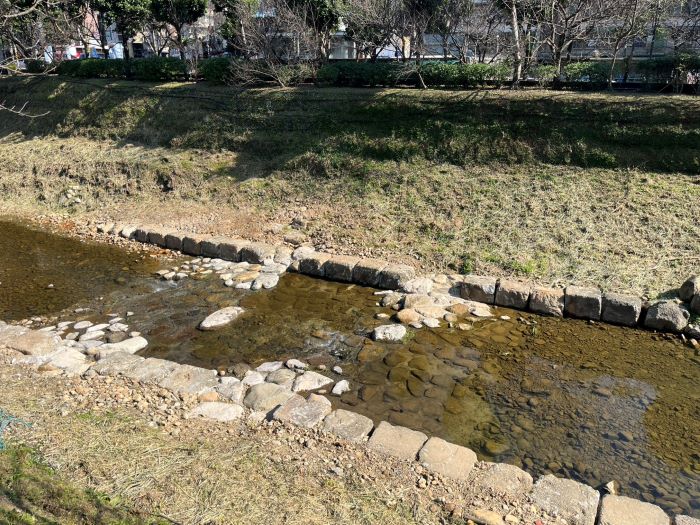 強化河岸防洪提升 汐止康誥坑溪固床工程完工 12 《圖說》康誥坑溪新建固床工完工後,提升河道穩定性並確保兩岸護岸安全。〈水利局提供〉