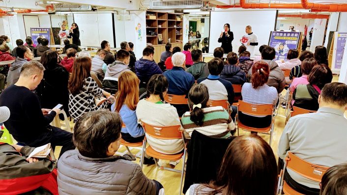 永和警戶外聯合勤教 送暖〈遲緩兒天使〉加強識詐宣導 34 《圖說》蔣叔君以淺顯易懂、親切溫和的方式說明常見詐騙手法,提醒大家提高警覺。〈永和分局提供〉