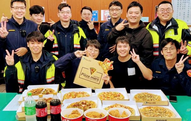 成功攔阻金額破億元 永和警全年反詐騙攔阻成果亮眼 5 《圖說》永和警同仁快樂分享分局長慰勉的韓式披薩、炸雞與可樂等美食。〈永和分局提供〉