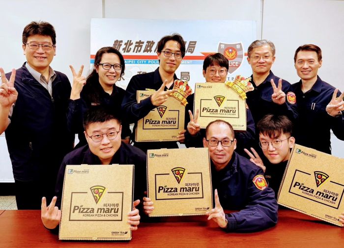 成功攔阻金額破億元 永和警全年反詐騙攔阻成果亮眼 4 《圖說》蔣叔君分局長〈後排左二〉感謝同仁一年來的辛勞付出,特別準備韓式披薩、炸雞與可樂,慰勉全體同仁,肯定大家在防制詐騙工作上的努力與付出。〈永和分局提供〉