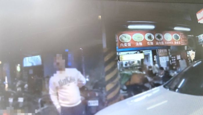 不滿違規併排停車遭開單 男子按喇叭挑釁員警 22 《圖說》海山警現場處理錄影畫面。〈海山分局提供〉